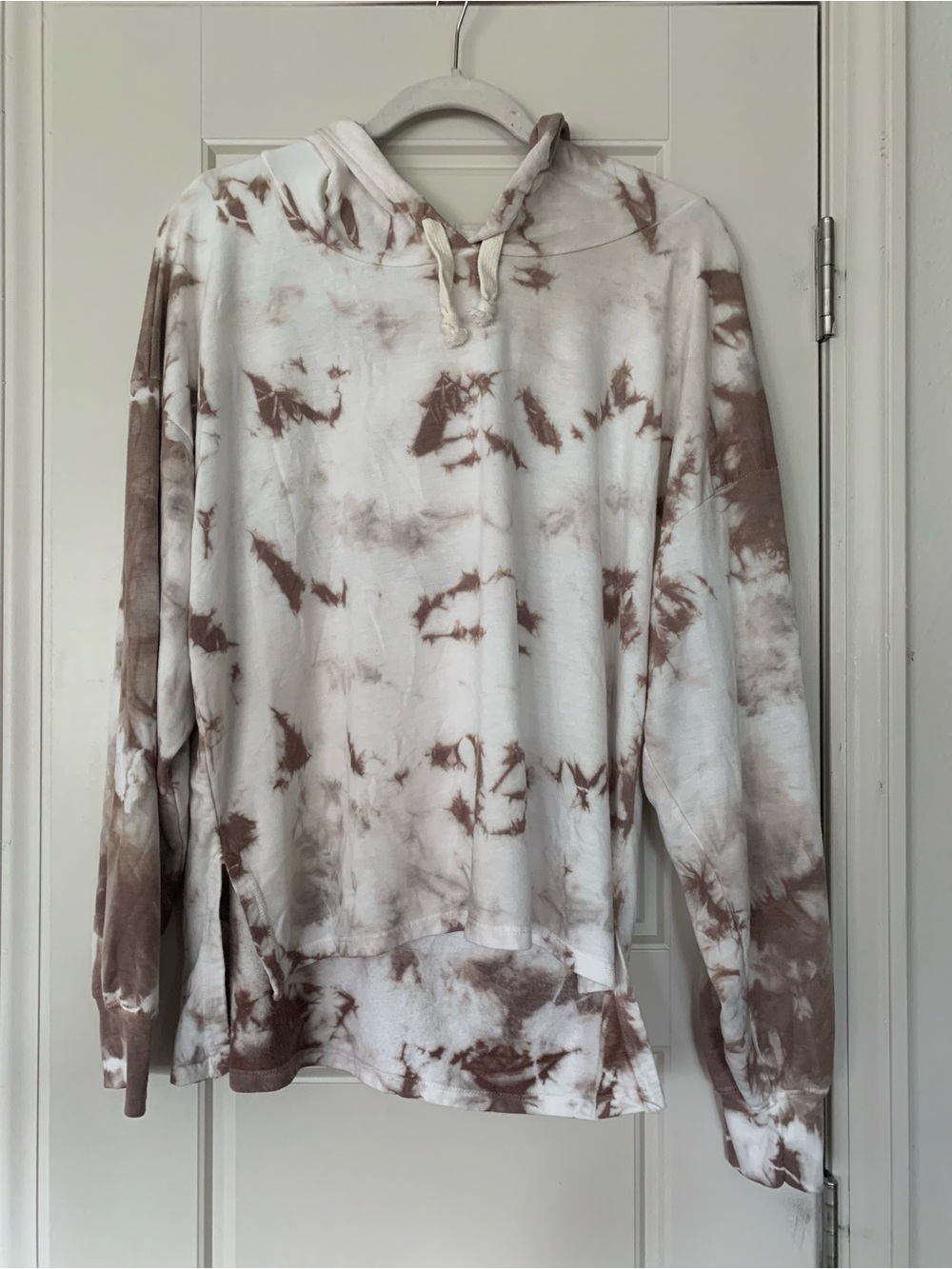Sustainable Womens Tie-Dye Thin Hoodie Sweater in White and Light Brown